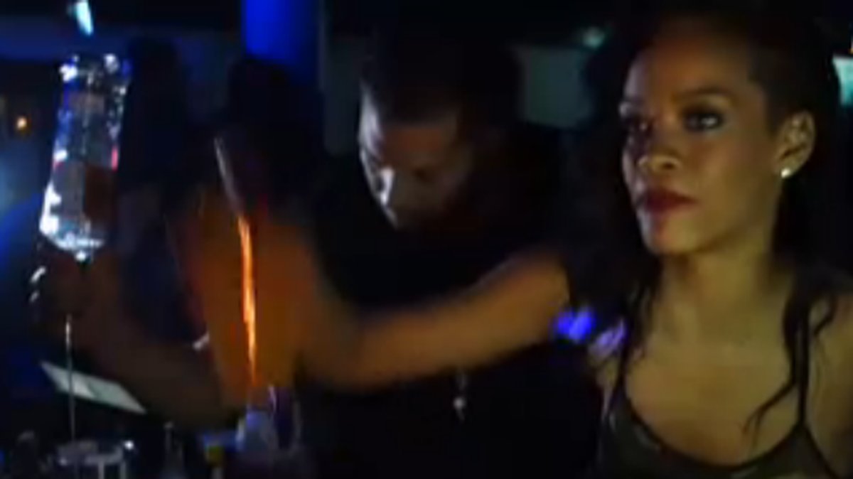 Rihanna levererar drinkar i baren på nattklubben Berns.